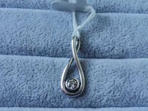 **R1 Auction** Stunning Silver Pendant