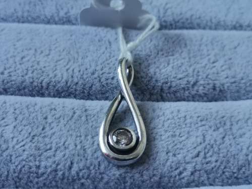**R1 Auction** Stunning Silver Pendant