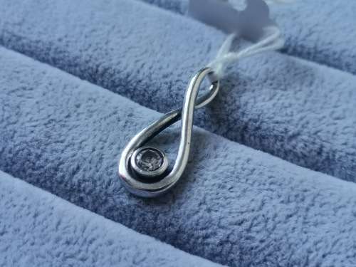 **R1 Auction** Stunning Silver Pendant