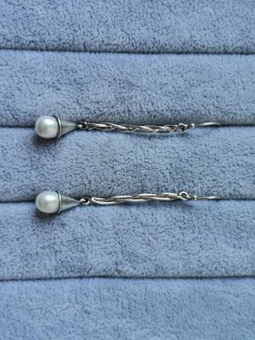 Stuning Silver Pearl Earrings