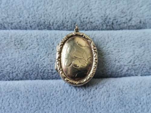 Detailed 9ct Gold Locket