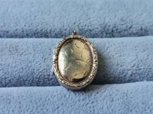 Detailed 9ct Gold Locket