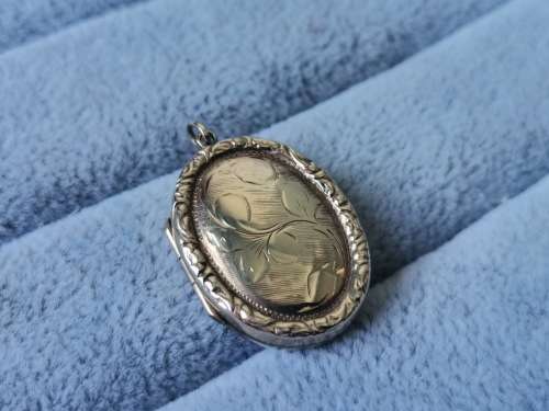 Detailed 9ct Gold Locket