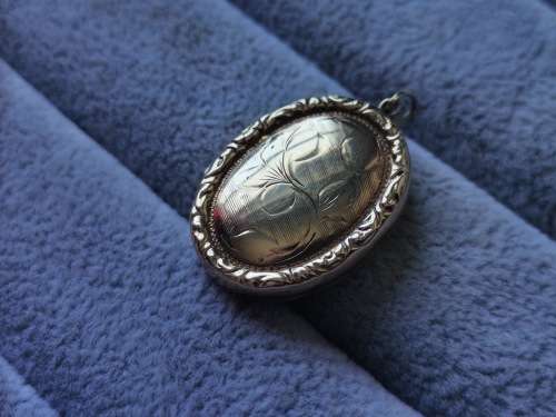 Detailed 9ct Gold Locket