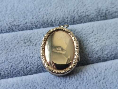 Detailed 9ct Gold Locket