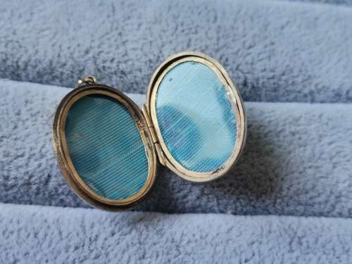 Detailed 9ct Gold Locket