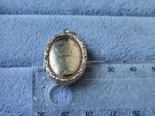 Detailed 9ct Gold Locket