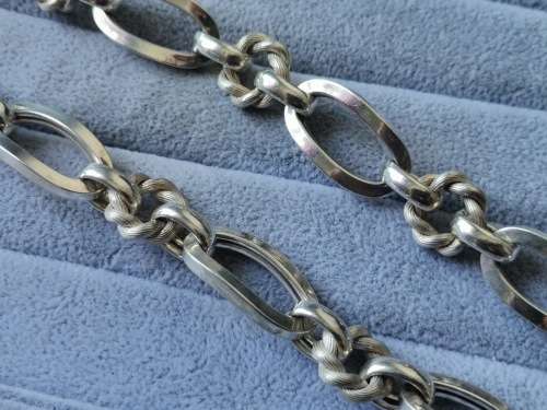 **R1 Auction**  Unique Silver Chain