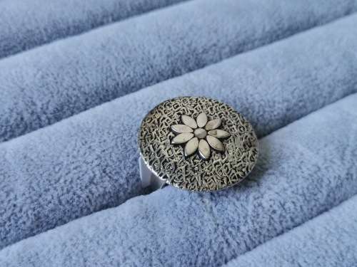Discount!! Silver Flower Ring
