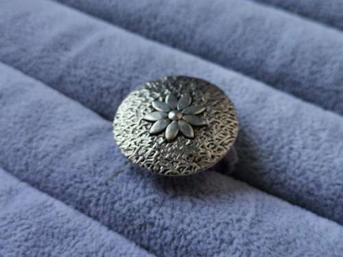 Discount!! Silver Flower Ring