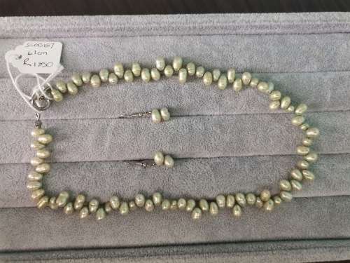Discount!! Freshwater Pearl necklace and Earring Set