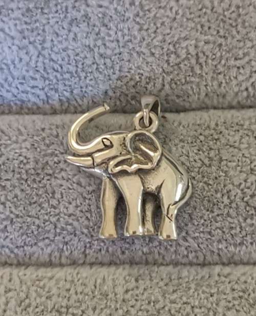 **R1 Auction** Silver Elephant Pendant