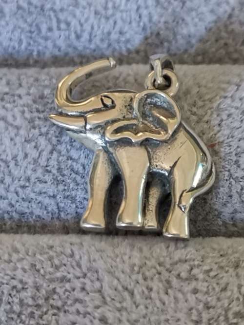 **R1 Auction** Silver Elephant Pendant