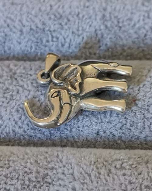 **R1 Auction** Silver Elephant Pendant