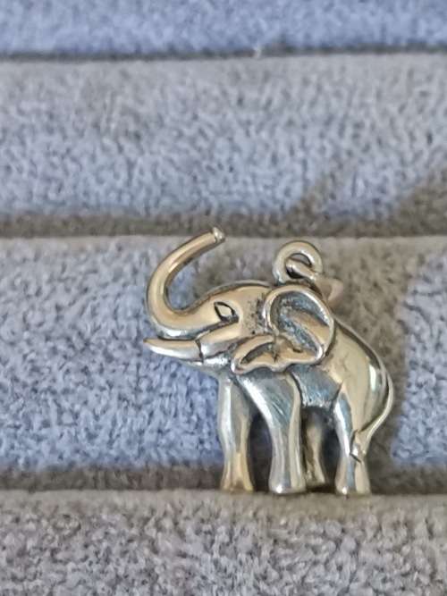 **R1 Auction** Silver Elephant Pendant