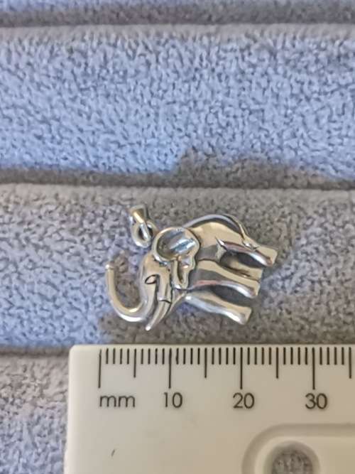**R1 Auction** Silver Elephant Pendant