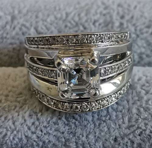 DISCOUNT!!! Dazzling Silver Ring