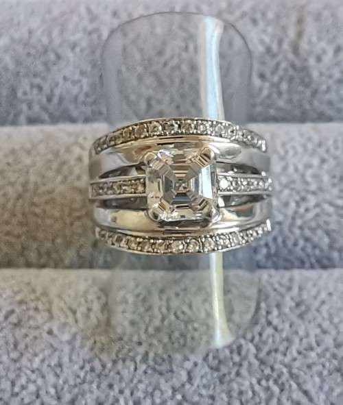 DISCOUNT!!! Dazzling Silver Ring