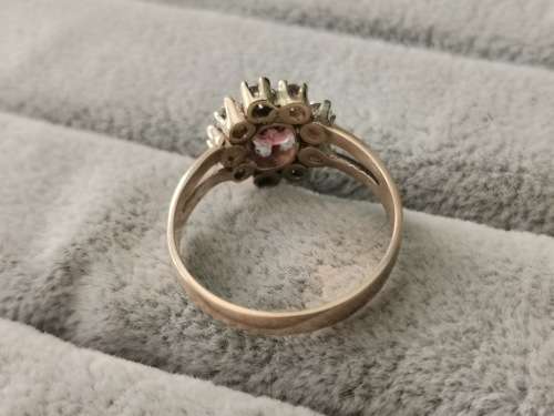 Dazzling 9ct Gold Ring