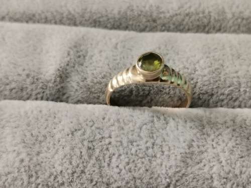 9ct Gold Peridot Ring