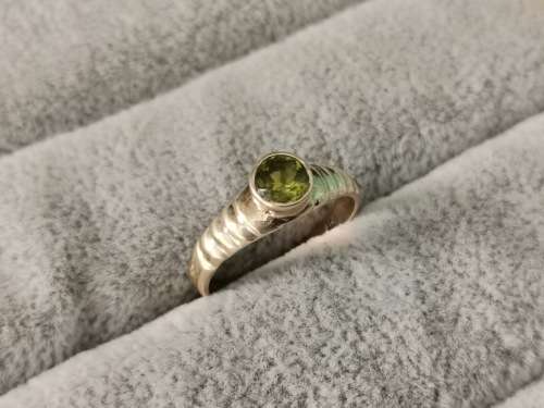 9ct Gold Peridot Ring