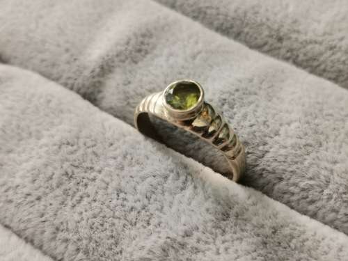 9ct Gold Peridot Ring