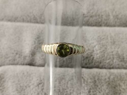 9ct Gold Peridot Ring