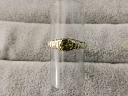 9ct Gold Peridot Ring