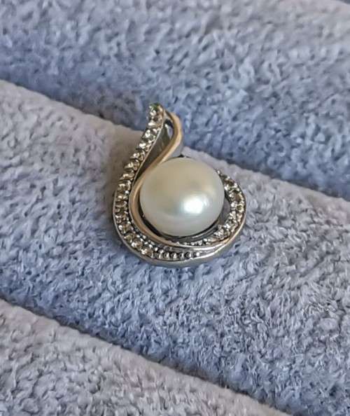 DISCOUNT!!! Silver Pearl Pendant