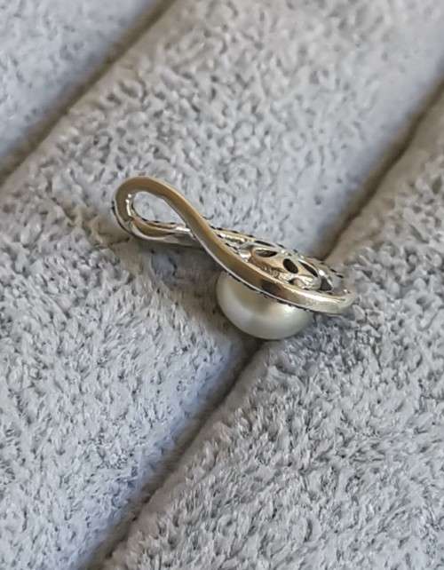DISCOUNT!!! Silver Pearl Pendant
