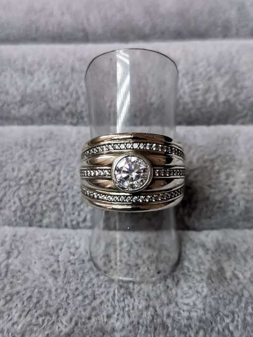 DISCOUNT!!! Stunning Silver Ring