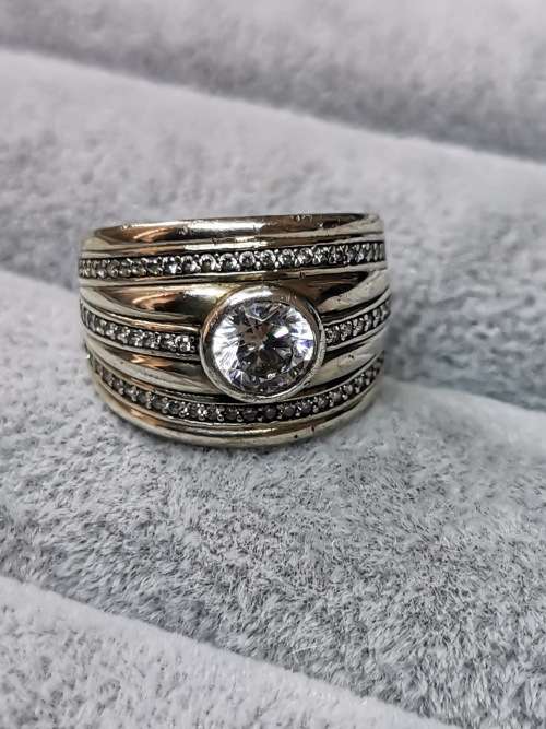 DISCOUNT!!! Stunning Silver Ring
