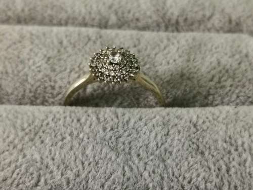 Dazzling 9ct Gold Ring