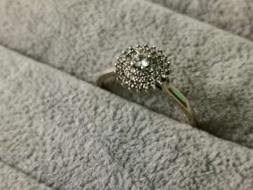 Dazzling 9ct Gold Ring