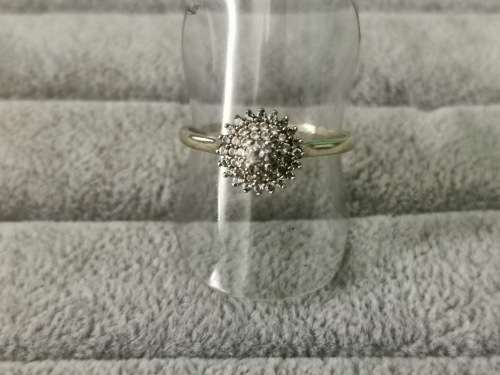 Dazzling 9ct Gold Ring