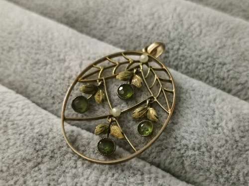 Gorgeous 9ct Gold Pendant