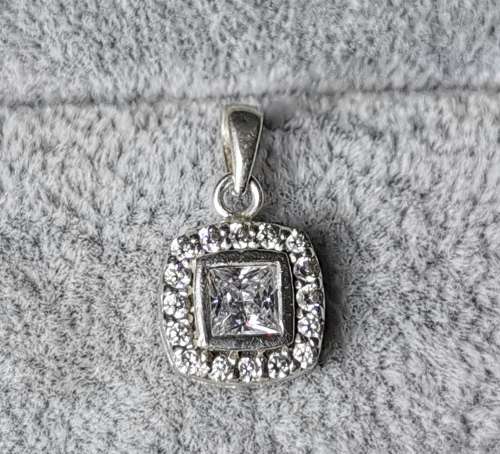 DISCOUNT!!! Dazzling Silver Pendant