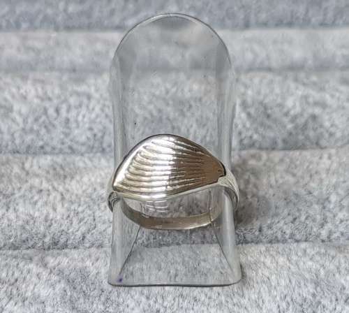 *R1 Auction* Dainty Silver Ring