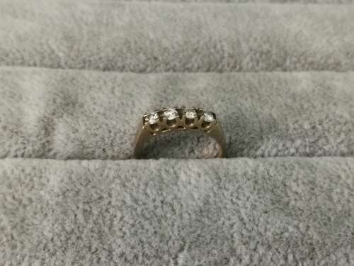 Stunning 9ct Gold Diamond Ring