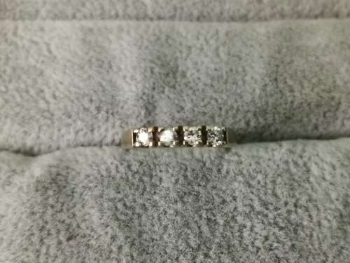 Stunning 9ct Gold Diamond Ring