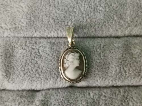 9ct Gold Cameo Pendant