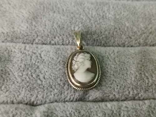 9ct Gold Cameo Pendant