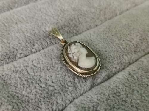 9ct Gold Cameo Pendant