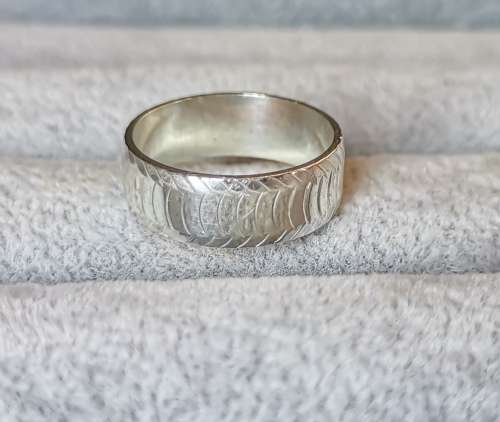 Discount!!! Patterned Silver Ring