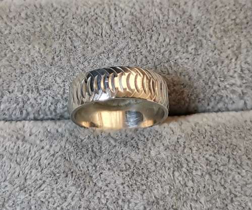 Discount!!! Patterned Silver Ring