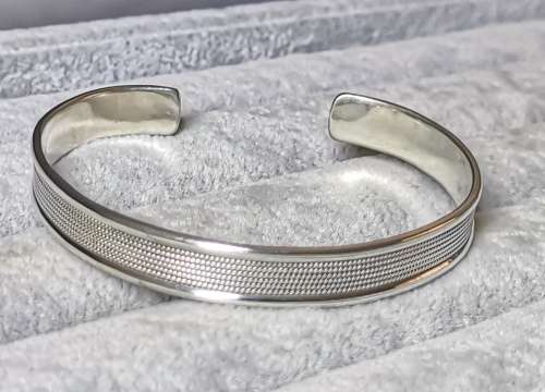 Pretty Silver Bangle