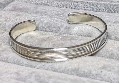 Pretty Silver Bangle
