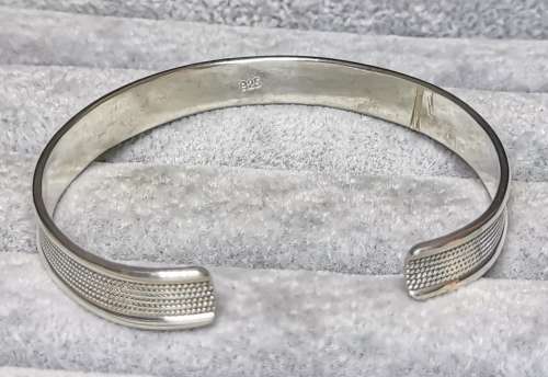 Pretty Silver Bangle