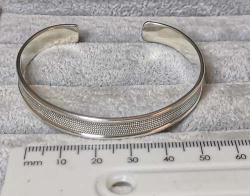 Pretty Silver Bangle