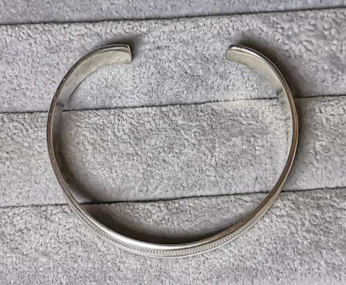 Pretty Silver Bangle